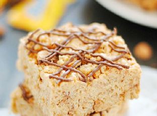 Butterscotch Butterfinger Rice Krispies skanėstai