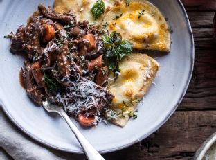 „Crockpot“ troškinti raudonojo vyno trumpi šonkauliukai su „Cheddar Potato Perogies“.