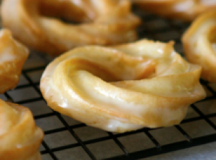 Naminės prancūziškos spurgos „Cruller“.