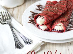 Red Velvet Crepes su aviečių ir saldaus kreminio sūrio įdaru