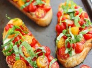 Šilti pomidorų ir mozzarella bruschetta