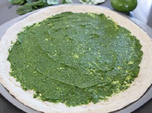 Špinatų artišokų pesto pica